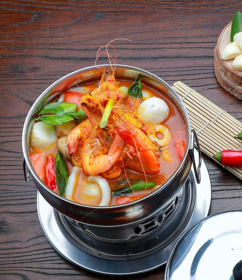 Préparez une délicieuse soupe Tom Yum Goong avec cette recette authentique.